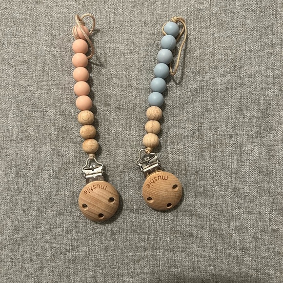 Mushie pacifier clips never used - Picture 1 of 3